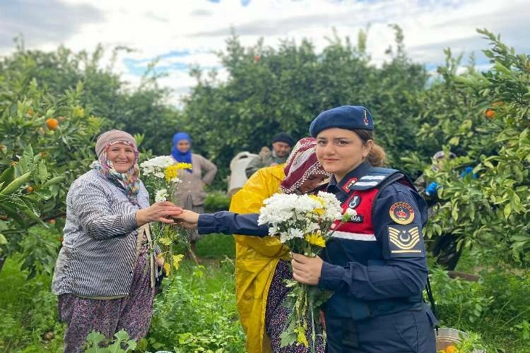 İzmir jandarması, mandalina bahçelerindeki kadınlarla buluştu haberinin görseli