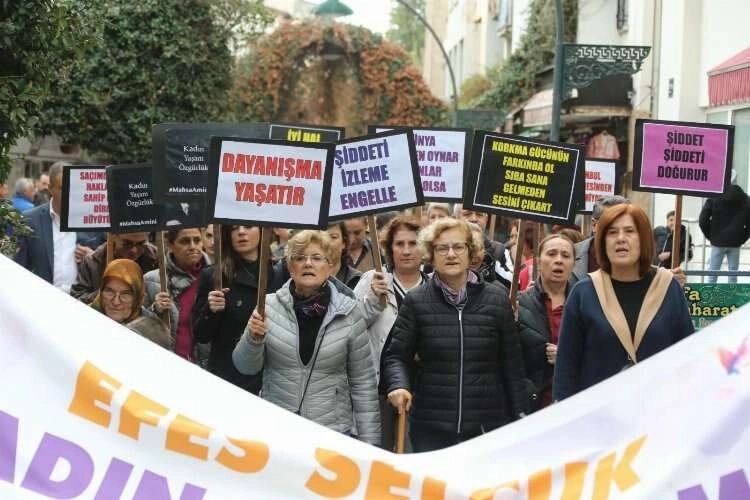 EFES SELÇUKLU KADINLAR ŞİDDETE KARŞI YÜRÜDÜ haberinin görseli