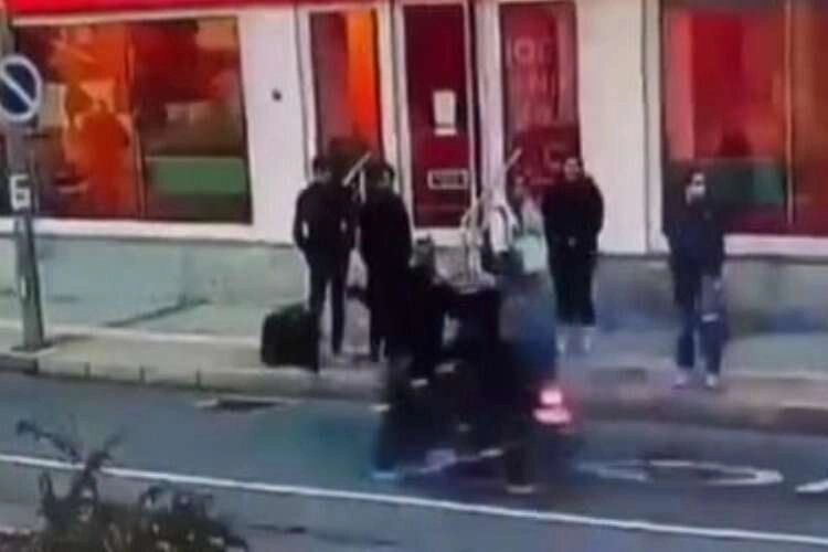 İzmir'de yoldaki motosikletliye çantayla vurup düşüren şüpheli yakalandı haberinin görseli