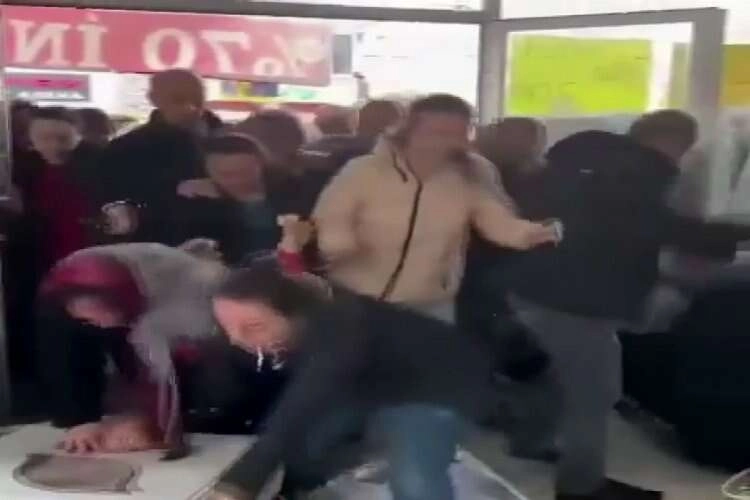 İzmir'de ucuz halı izdihamında 2 kadın hastanelik oldu haberinin görseli