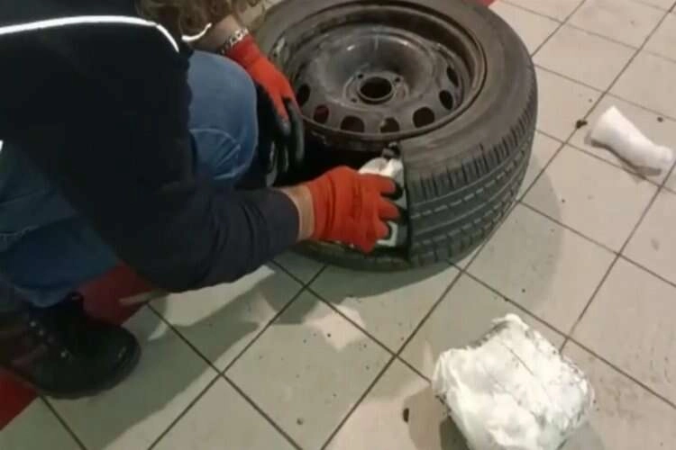 İzmir’de aracın stepnesinden yaklaşık 6,5 kilo uyuşturucu madde ele geçirildi haberinin görseli