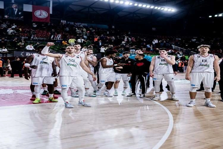 Pınar Karşıyaka, evinde güldü haberinin görseli
