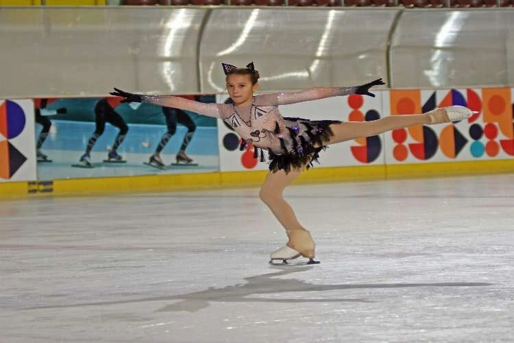 Minik buz pateni sporcusu Doğa annesinin yolunda haberinin görseli