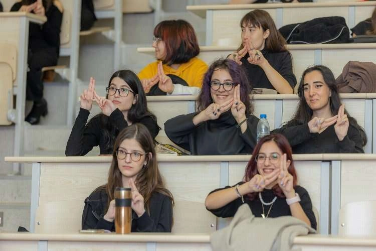 Elleriyle konuşmayı öğrendiler haberinin görseli
