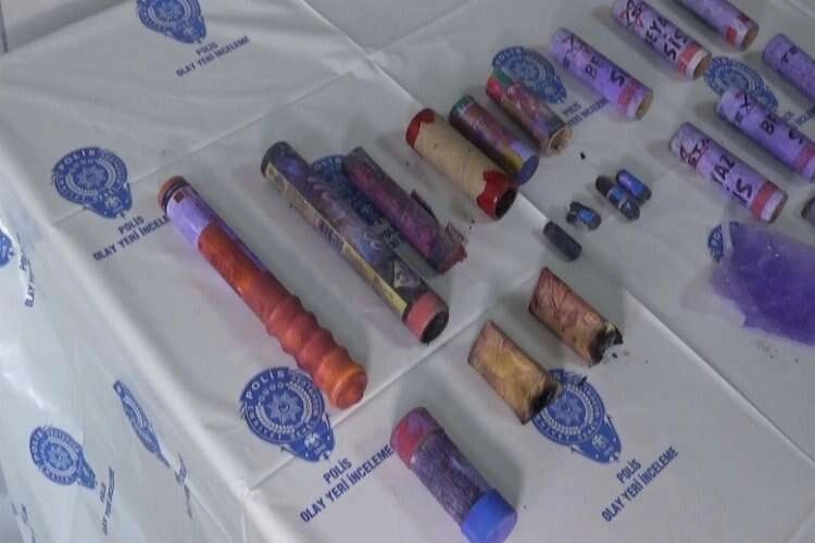 Olaylı maçta ele geçirilen fişek ve maytaplar sergilendi haberinin görseli