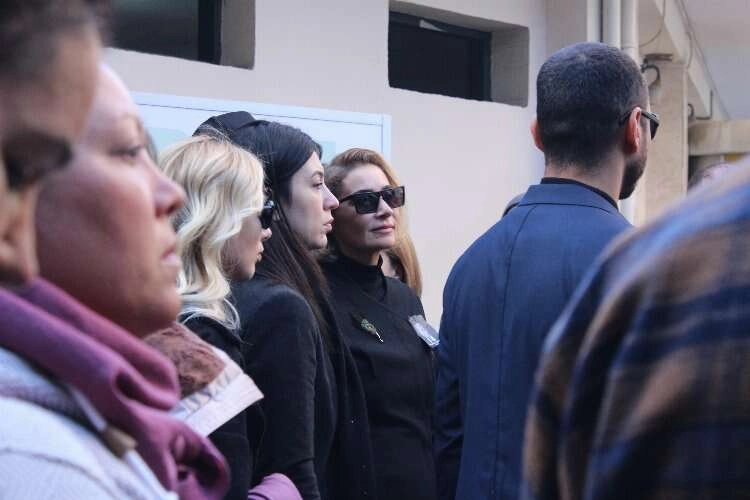 Şarkıcı Sıla, babasını son yolculuğuna uğurladı haberinin görseli