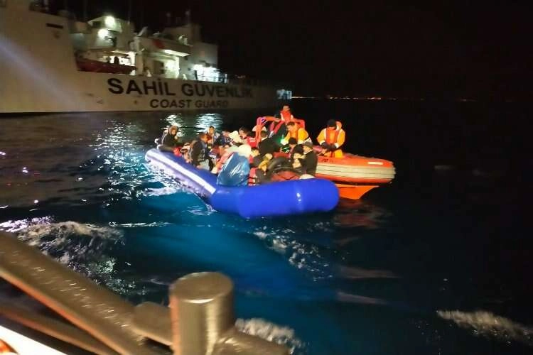 İzmir’de 42 göçmen yakalandı, 37 göçmen kurtarıldı haberinin görseli