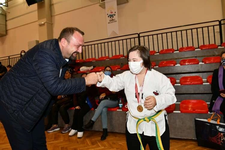 Çiğli Belediyesinin “engelsiz yaşam” mücadelesi sürüyor haberinin görseli
