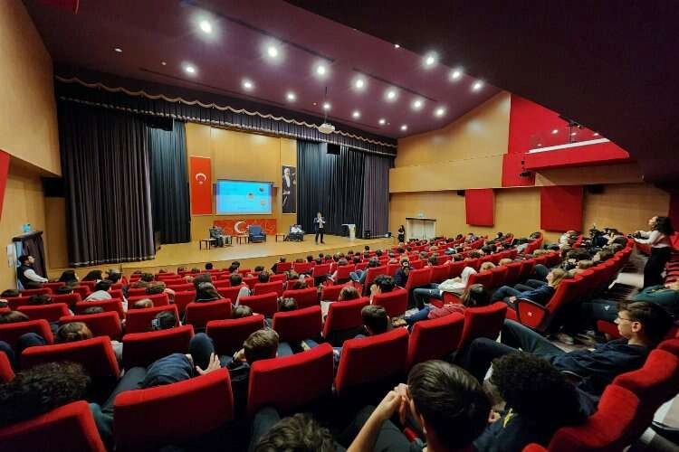 Başkan Tugay İklim Konferansı’nda gençlerle buluştu haberinin görseli