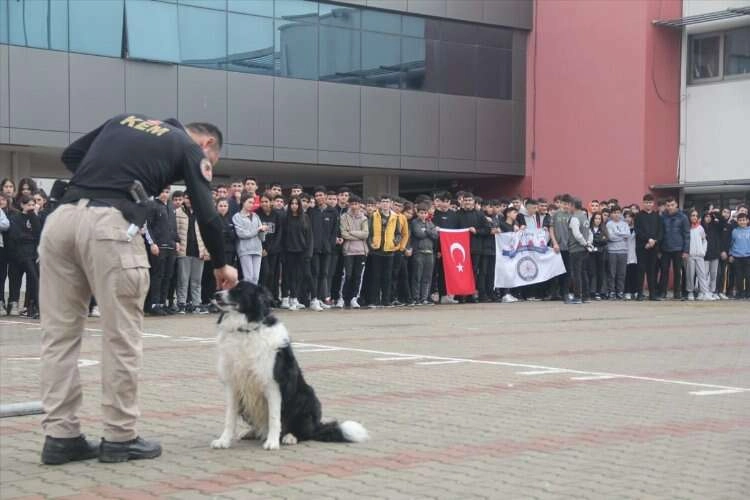 Polis ekipleri ve mahalle bekçileri engelli öğrencilerle buluştu haberinin görseli