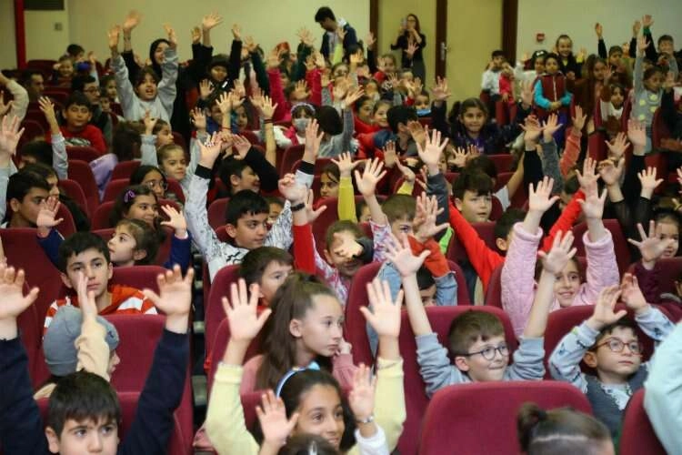 Bayraklılı çocuklar tiyatroyu sevdi haberinin görseli
