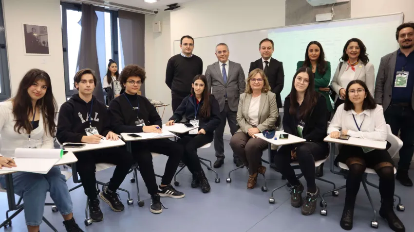 Milli Eğitim Bakan Yardımcısı Prof. Dr. Petek Aşkar, takımlar halinde gerçekleşen matematik oyunlarında gençlere eşlik ederek onların coşkusuna ortak oldu.1
