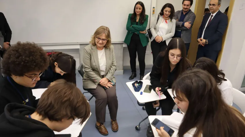 Milli Eğitim Bakan Yardımcısı Prof. Dr. Petek Aşkar, takımlar halinde gerçekleşen matematik oyunlarında gençlere eşlik ederek onların coşkusuna ortak oldu.2