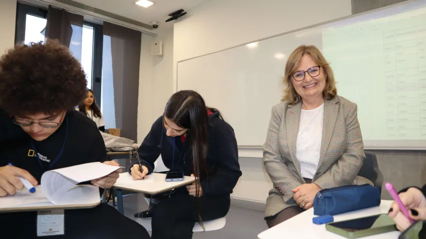 Milli Eğitim Bakan Yardımcısı Prof. Dr. Petek Aşkar, takımlar halinde gerçekleşen matematik oyunlarında gençlere eşlik ederek onların coşkusuna ortak oldu.4