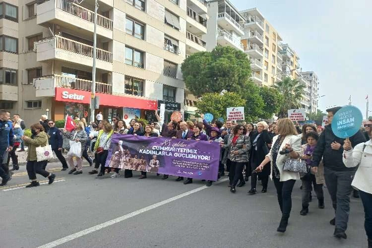 Kadınların 88 yıllık yürüyüşü:  Soyer, “Kadın izini büyütmeliyiz” haberinin görseli