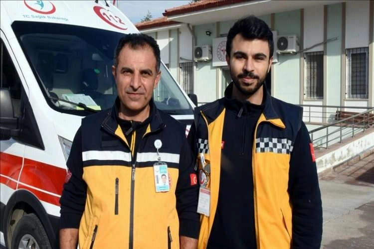 Sağlık çalışanı baba ve oğlu, vakalara birlikte müdahale ediyor haberinin görseli