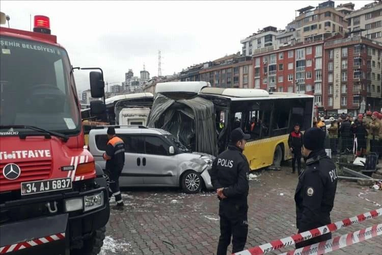 Alibeyköy'de tramvay ile İETT otobüsü çarpıştı haberinin görseli