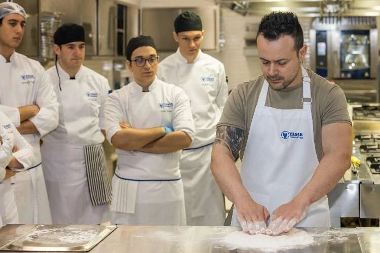 Gastronomi öğrencileri İtalyan şef ile pizza yaptı  haberinin görseli