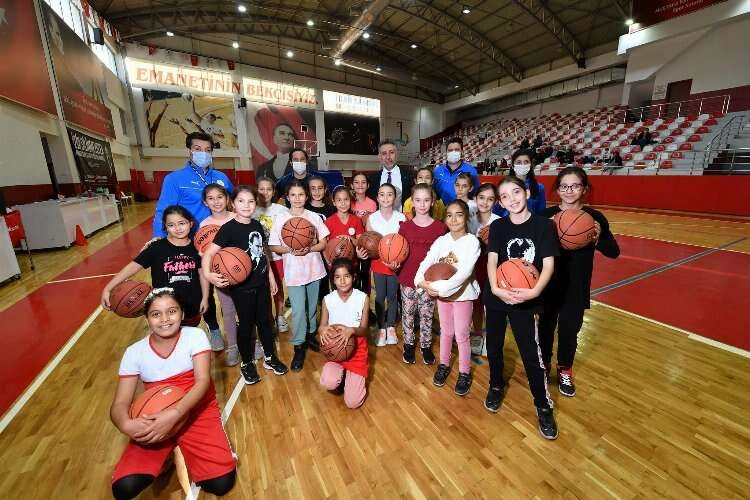 Bayraklı’nın spor sahaları yenileniyor haberinin görseli