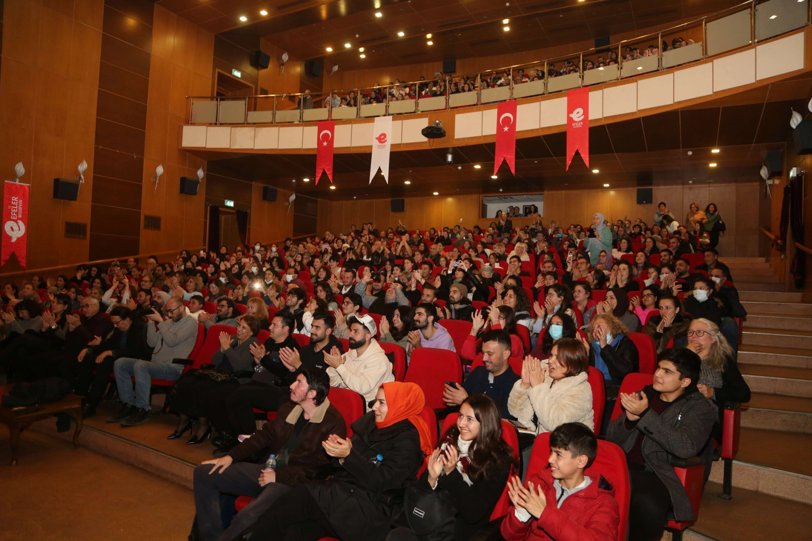 Efeler'de 'Entrikalı Dolap Komedyası' isimli oyun seyirci ile buluştu