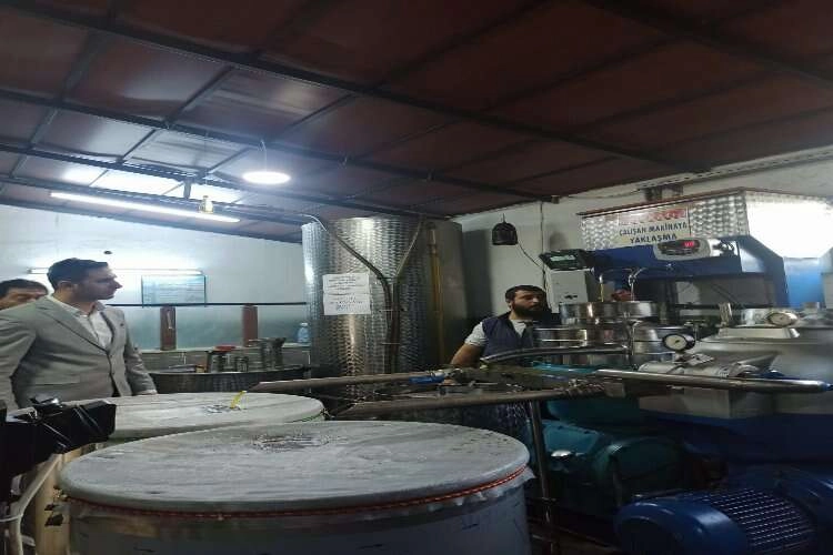 Genç Siyasetçi Kazım Yevimli zeytin ve  zeytinyağı üreticilerinin sorunlarını dinledi haberinin görseli