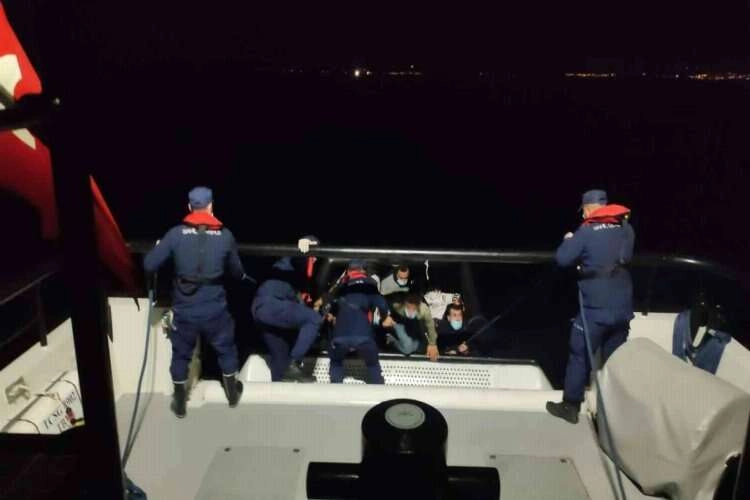 İzmir’de 50 göçmen kurtarıldı, 155 göçmen ve 3 göçmen kaçakçısı şüphelisi yakalandı haberinin görseli