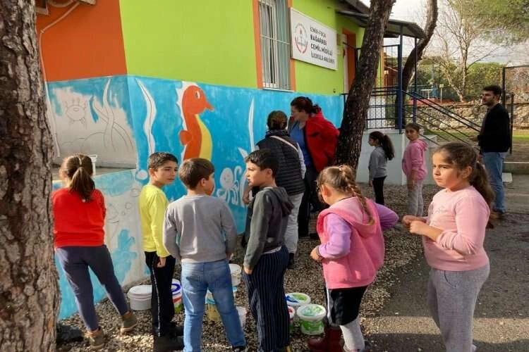 Köy okullarının duvarlarını boyadılar haberinin görseli