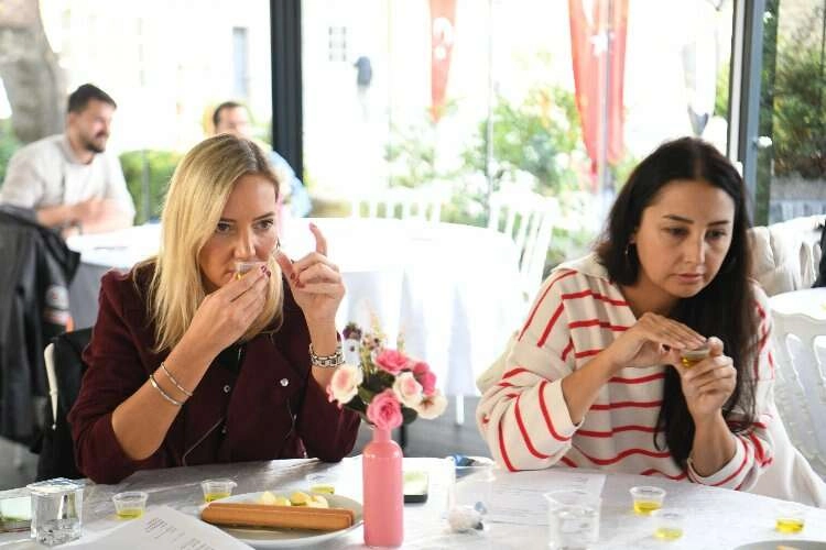 Bornova’da şeflere özel zeytinyağı tadımı haberinin görseli