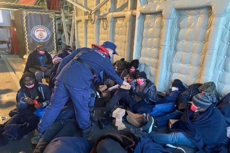 Yunanistan’ın ölüme ittiği 133 göçmen kurtarıldı haberinin görseli
