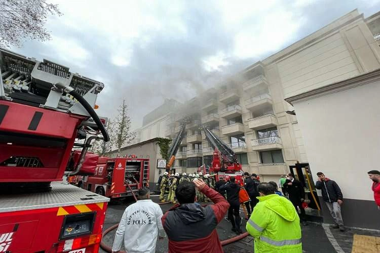 Çırağan Sarayı'nın otel bölümünde yangın çıktı haberinin görseli