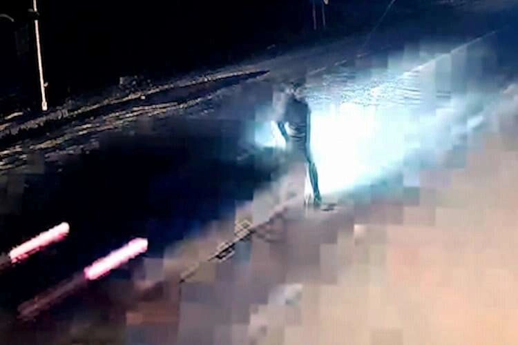 Yolun karşısına geçerken otomobilin çarptığı şahıs hayatı kaybetti...Feci kaza kamerada haberinin görseli