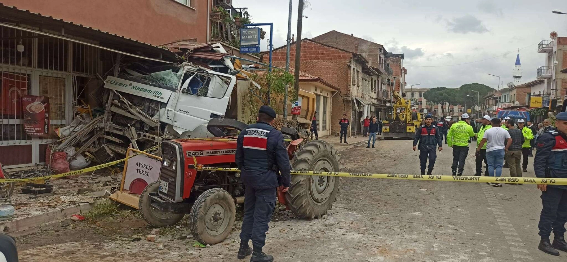 İzmir'de kamyon ortalığı savaş alanına çevirdi