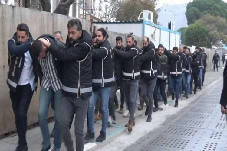 İzmir merkezli ‘silindir’ operasyonunda toplam 25 tutuklama haberinin görseli