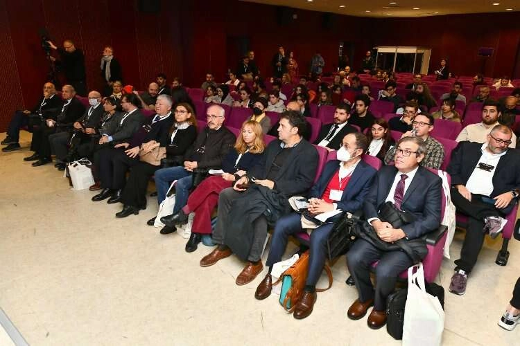 Akdeniz ve İzmir sempozyumu başladı haberinin görseli