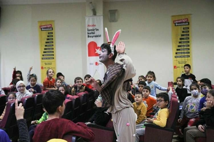 İzmir’de yolcu minibüsü devrildi