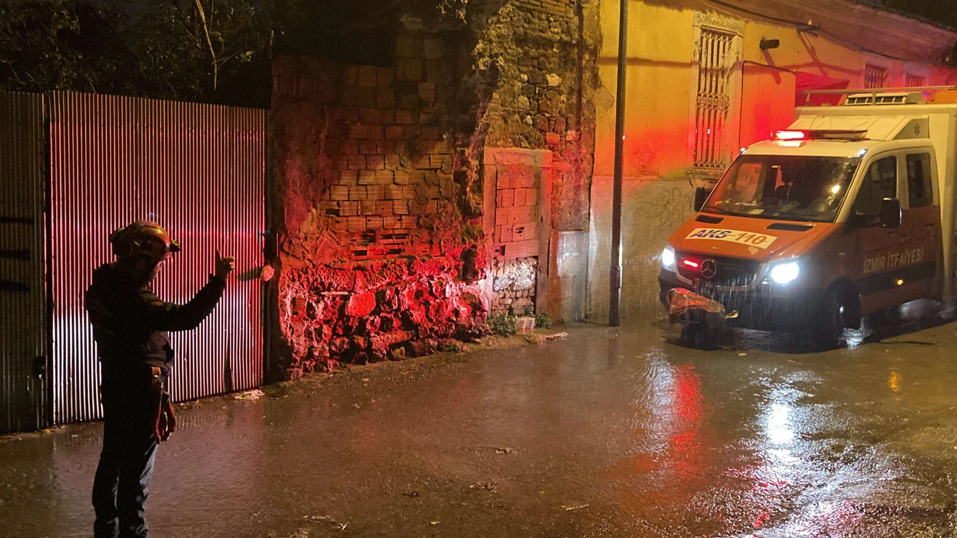 İzmir'de sağanak yağmur nedeniyle evin çatısı çöktü