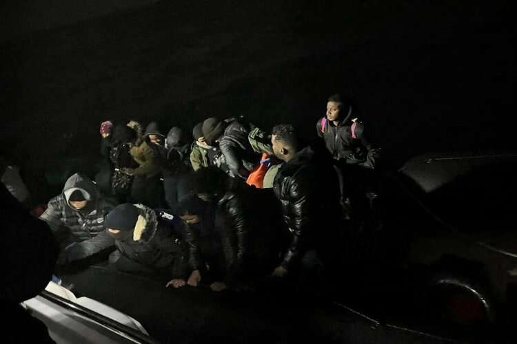 İzmir’de 42 göçmen yakalandı, 38 göçmen kurtarıldı haberinin görseli