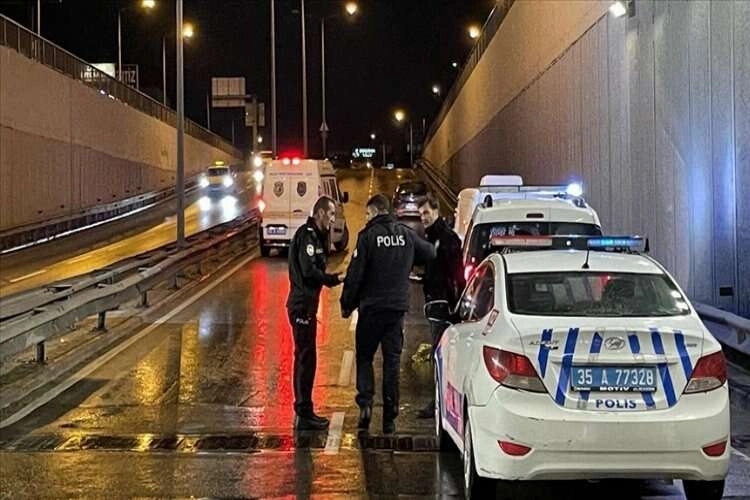 İzmir'de aracına yakıt takviyesi yaparken otomobil çarpan sürücü öldü haberinin görseli