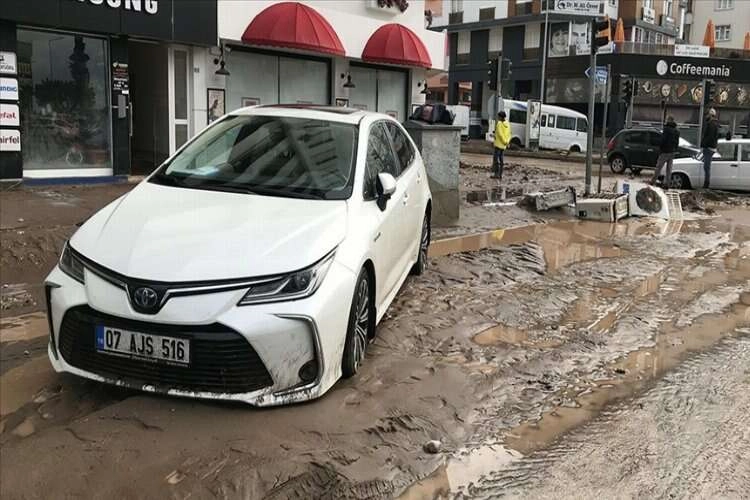 Antalya'da kuvvetli yağış sele neden oldu