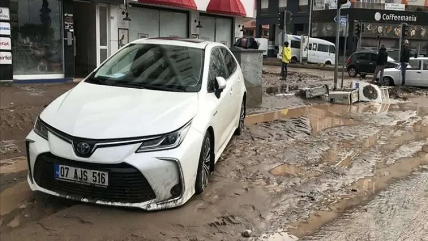 Antalya'da kuvvetli yağış sele neden oldu
