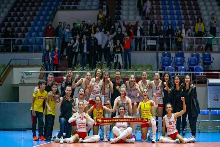 Voleybolda yeni lider Göztepe haberinin görseli