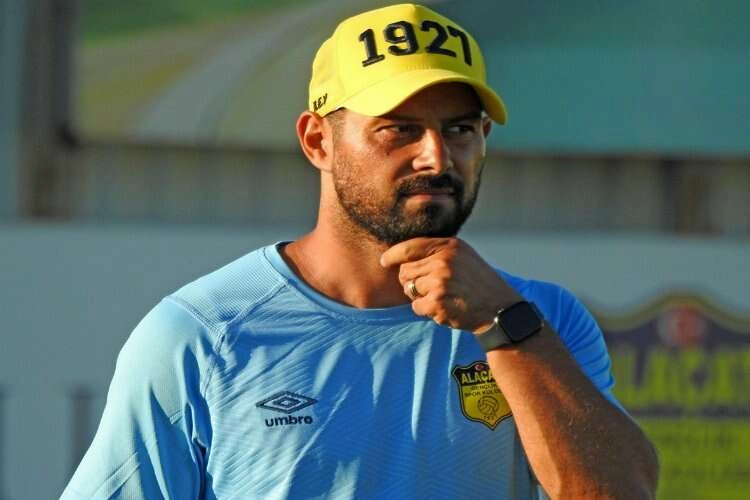 Alaçatıspor’da Teknik Direktör Yılmaz ile yollar ayrıldı haberinin görseli