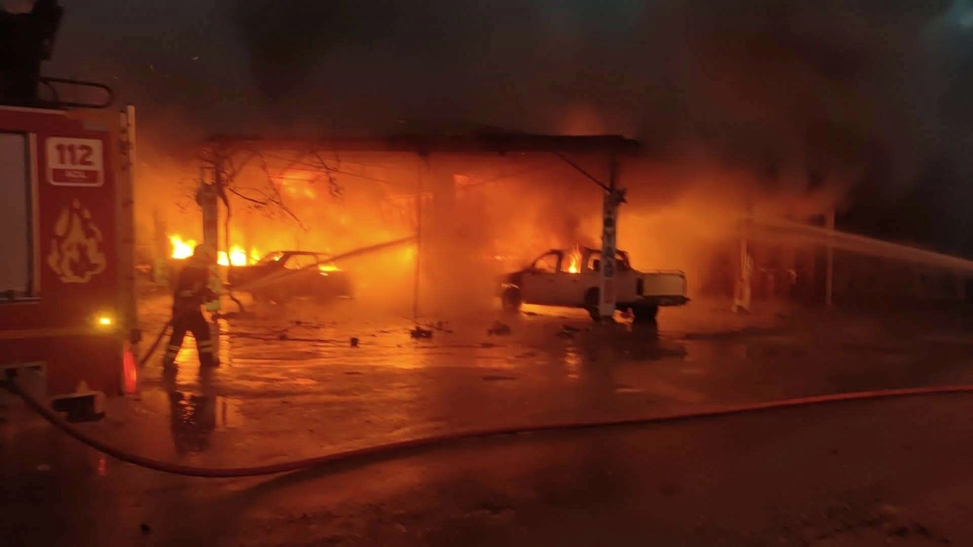 Muğla’daki yangında 4 araç, bir işyeri küle döndü