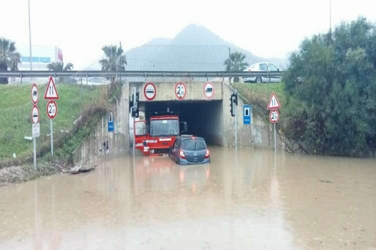 İzmir'i sağanak vurdu: Araçlar suya gömüldü haberinin görseli