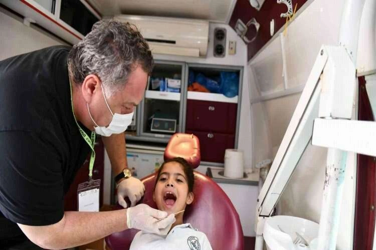 Sağanak yağmurda kalan fareye kalp masajı yaptı haberinin görseli