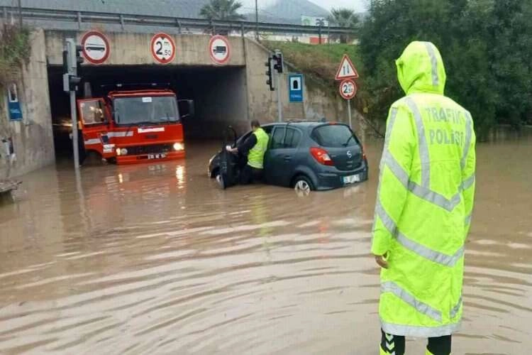 İzmir’de selde araçlar mahsur kaldı haberinin görseli