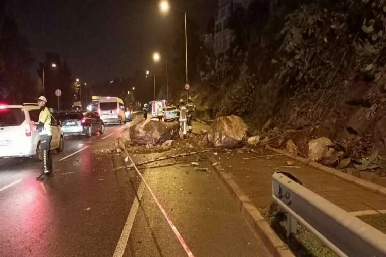 İzmir’de yamaçtan kopan kaya parçaları yola ve bir otomobilin üstüne düştü haberinin görseli
