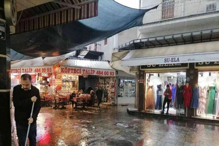 Kemeraltı Çarşısı yağmura teslim haberinin görseli