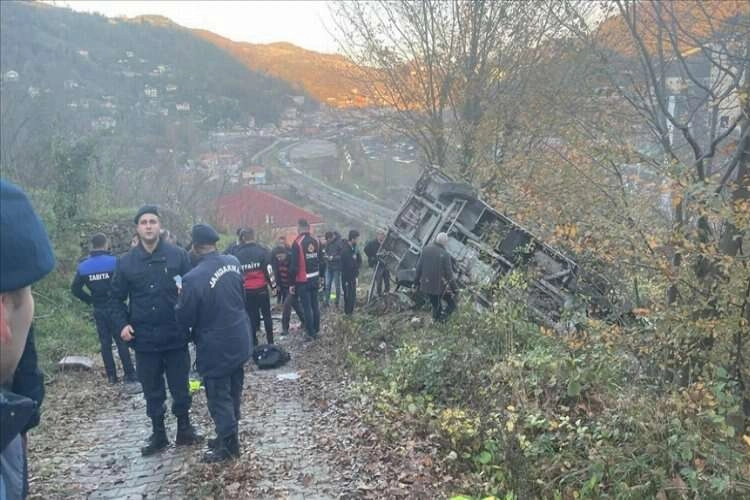 Zonguldak'ta şarampole devrilen servis aracındaki 1 öğrenci öldü, 15 kişi yaralandı haberinin görseli