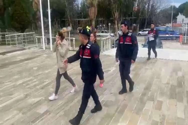 Besi çiftliğinde sağlıksız koşullarda ürettikleri salçayı vatandaşa yedireceklerdi haberinin görseli